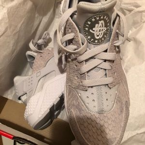 WMNS AIR HUARACHE RUN PRM